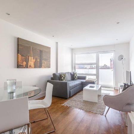 Luxury 2-Bed Flat Parking And Close To The Tube Londra Esterno foto