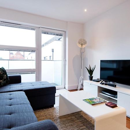 Luxury 2-Bed Flat Parking And Close To The Tube Londra Esterno foto