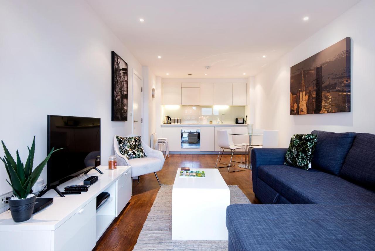 Luxury 2-Bed Flat Parking And Close To The Tube Londra Esterno foto
