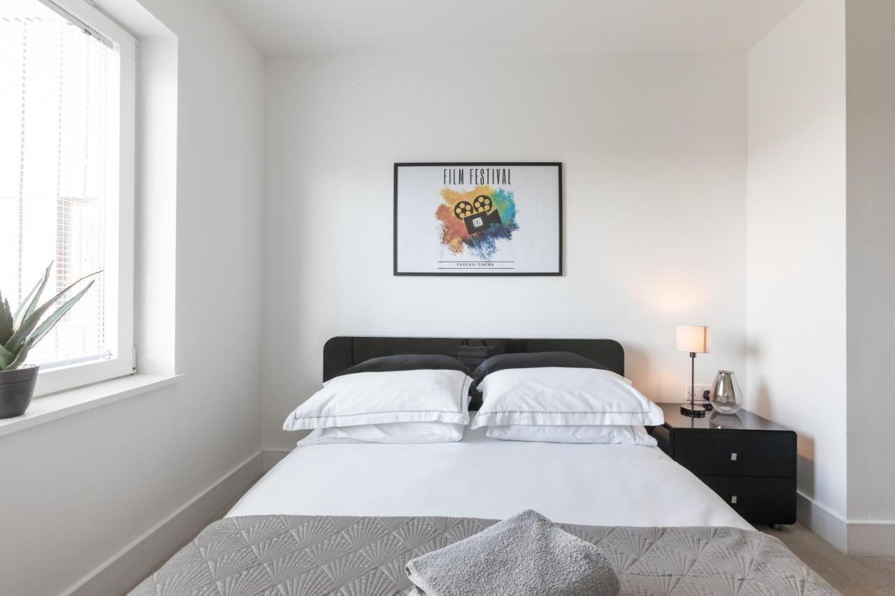 Luxury 2-Bed Flat Parking And Close To The Tube Londra Esterno foto