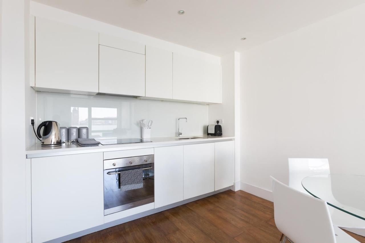 Luxury 2-Bed Flat Parking And Close To The Tube Londra Esterno foto