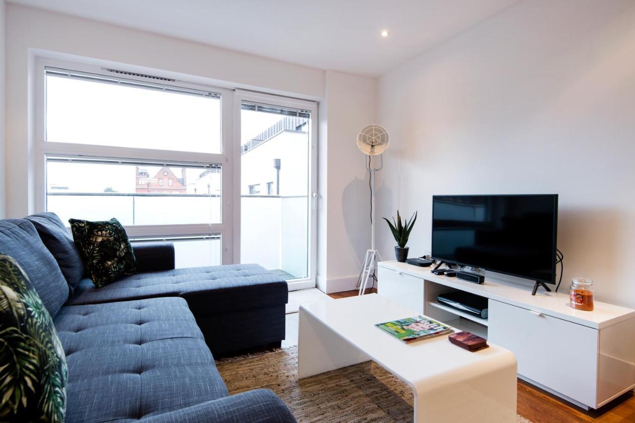 Luxury 2-Bed Flat Parking And Close To The Tube Londra Esterno foto