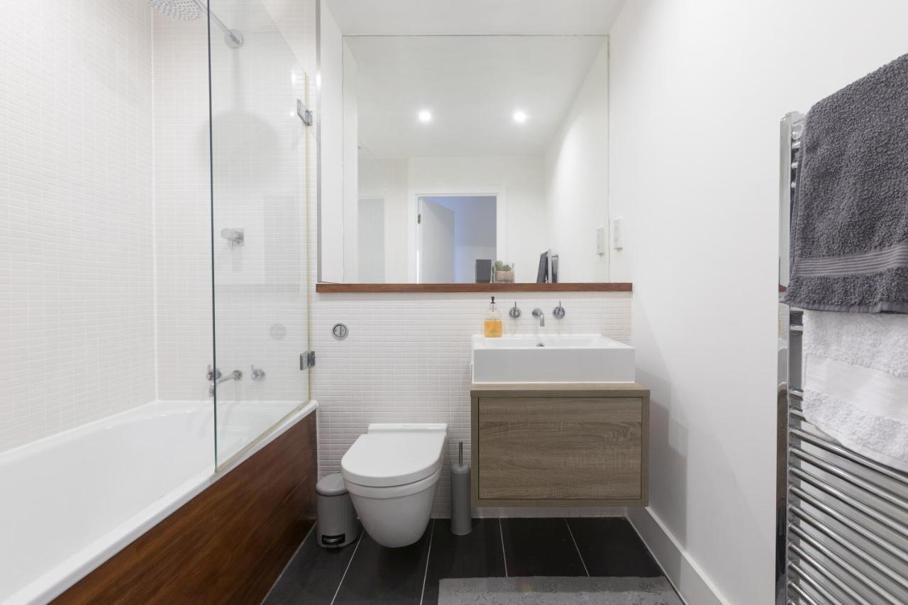 Luxury 2-Bed Flat Parking And Close To The Tube Londra Esterno foto