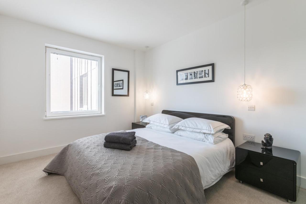 Luxury 2-Bed Flat Parking And Close To The Tube Londra Esterno foto