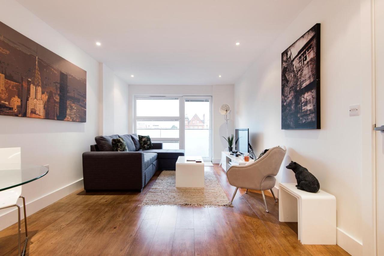 Luxury 2-Bed Flat Parking And Close To The Tube Londra Esterno foto