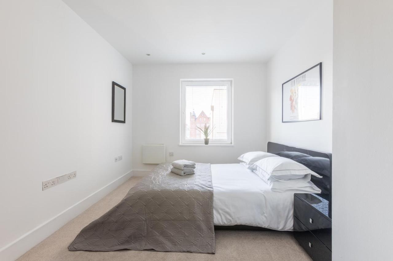 Luxury 2-Bed Flat Parking And Close To The Tube Londra Esterno foto
