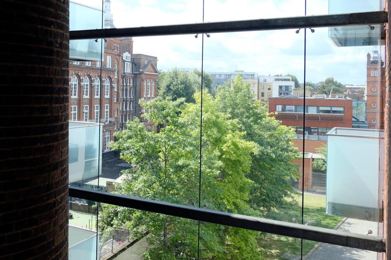 Luxury 2-Bed Flat Parking And Close To The Tube Londra Esterno foto