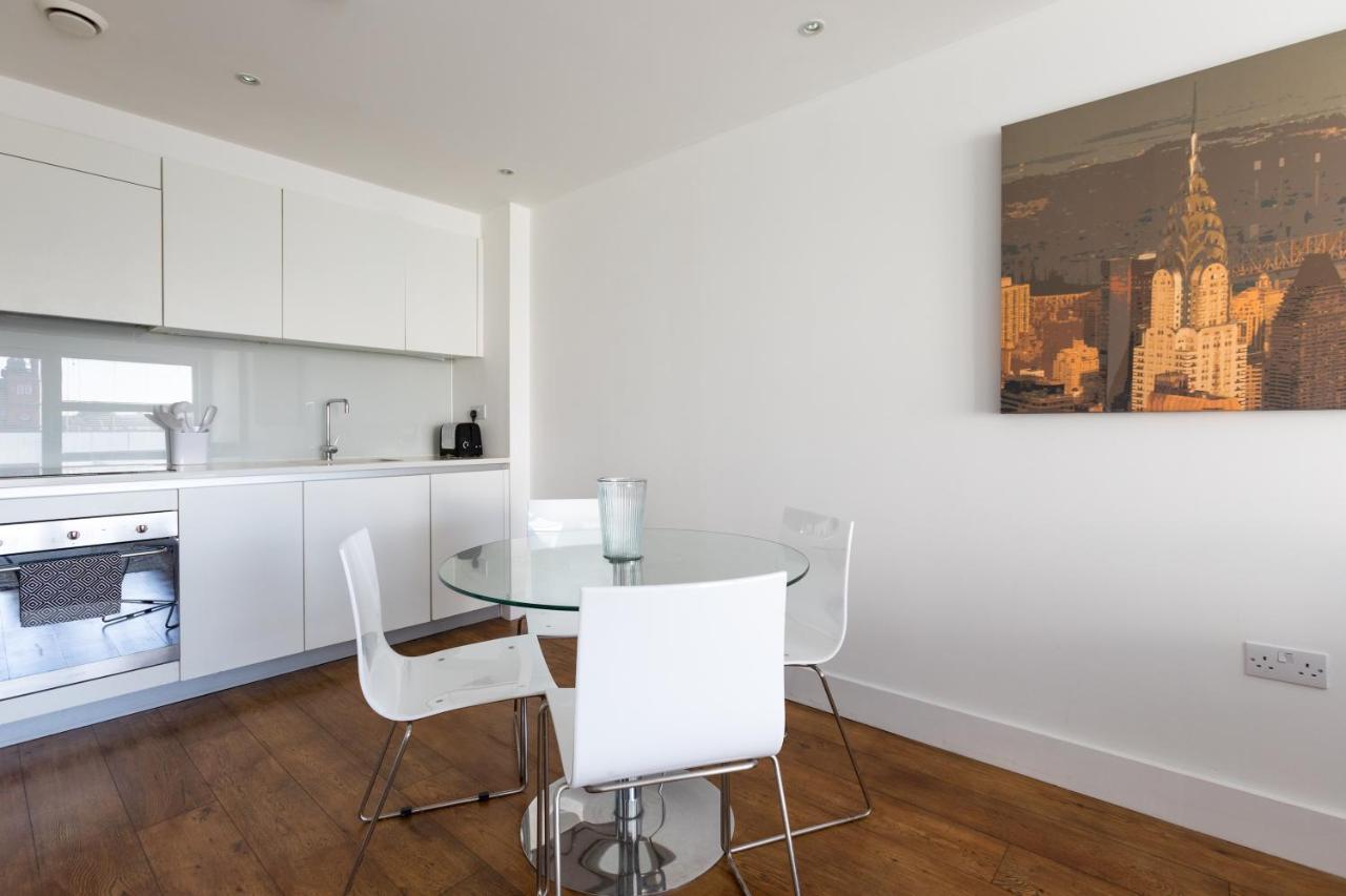 Luxury 2-Bed Flat Parking And Close To The Tube Londra Esterno foto