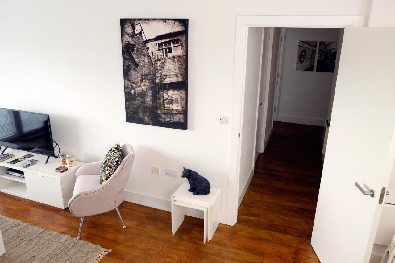Luxury 2-Bed Flat Parking And Close To The Tube Londra Esterno foto
