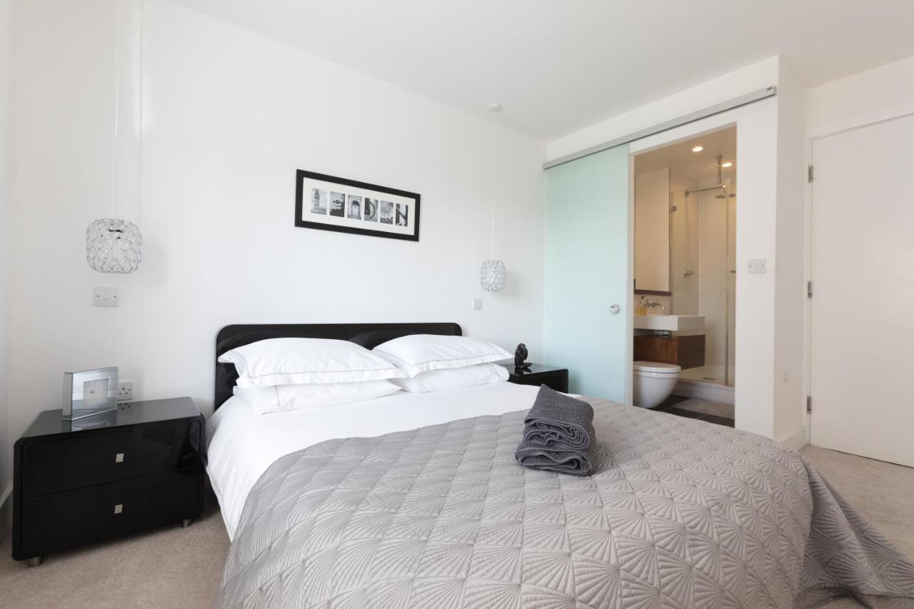 Luxury 2-Bed Flat Parking And Close To The Tube Londra Esterno foto
