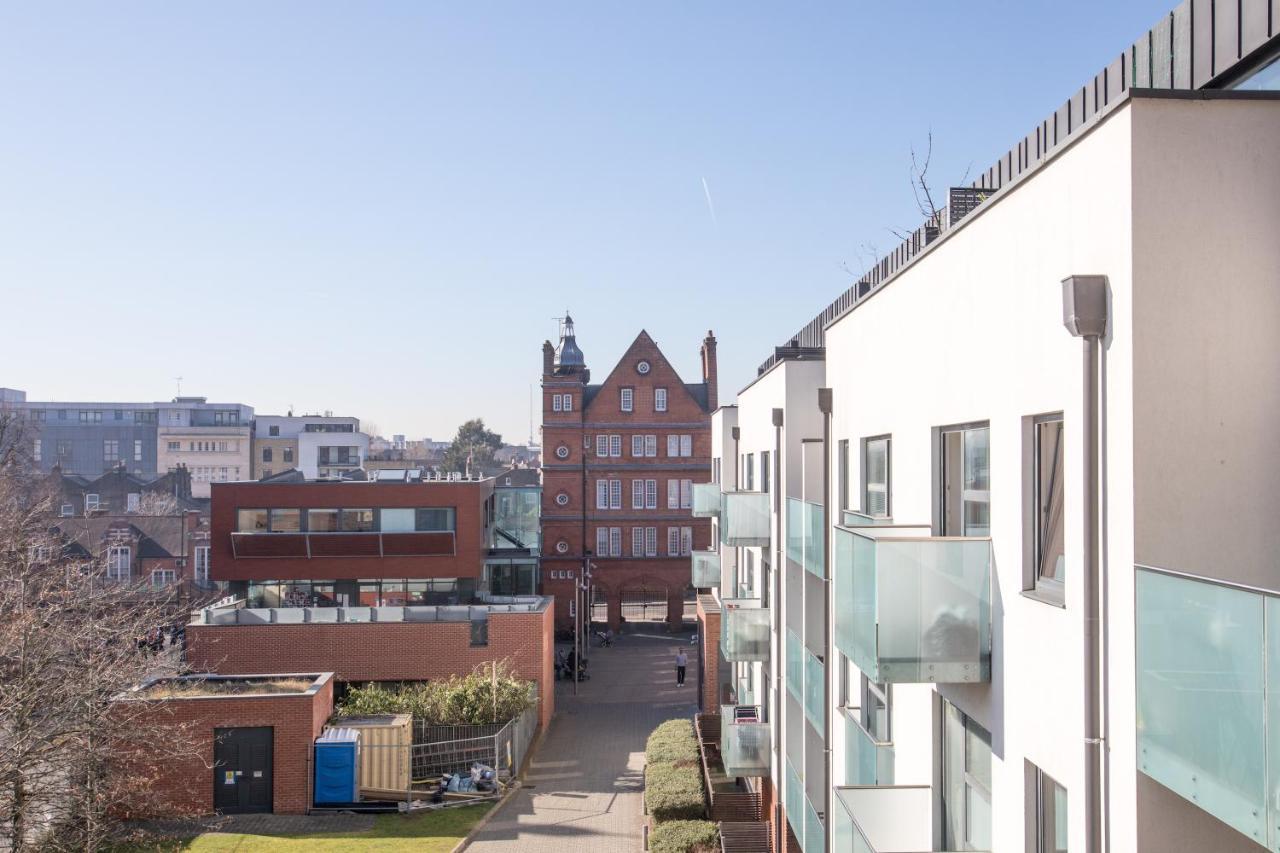 Luxury 2-Bed Flat Parking And Close To The Tube Londra Esterno foto