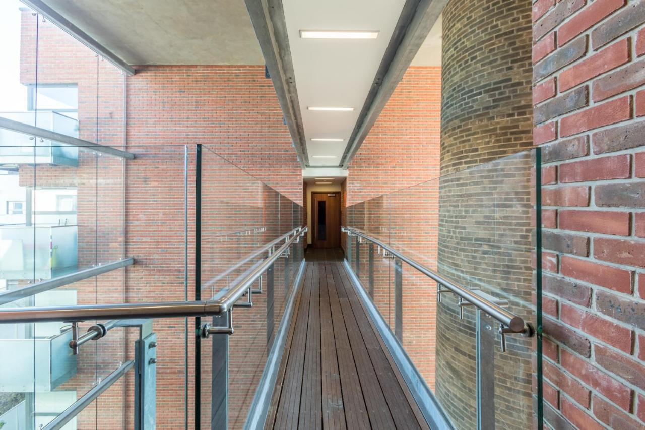 Luxury 2-Bed Flat Parking And Close To The Tube Londra Esterno foto