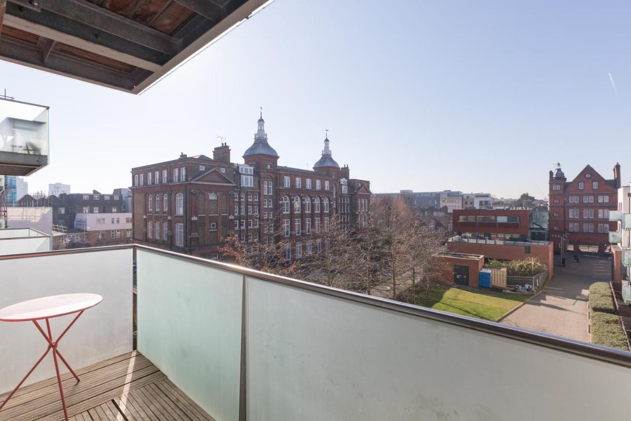 Luxury 2-Bed Flat Parking And Close To The Tube Londra Esterno foto