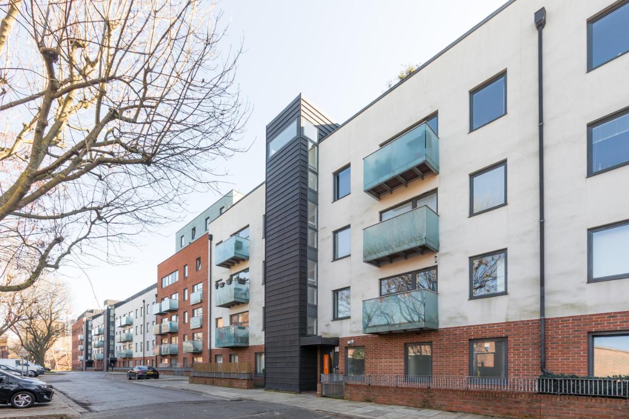 Luxury 2-Bed Flat Parking And Close To The Tube Londra Esterno foto