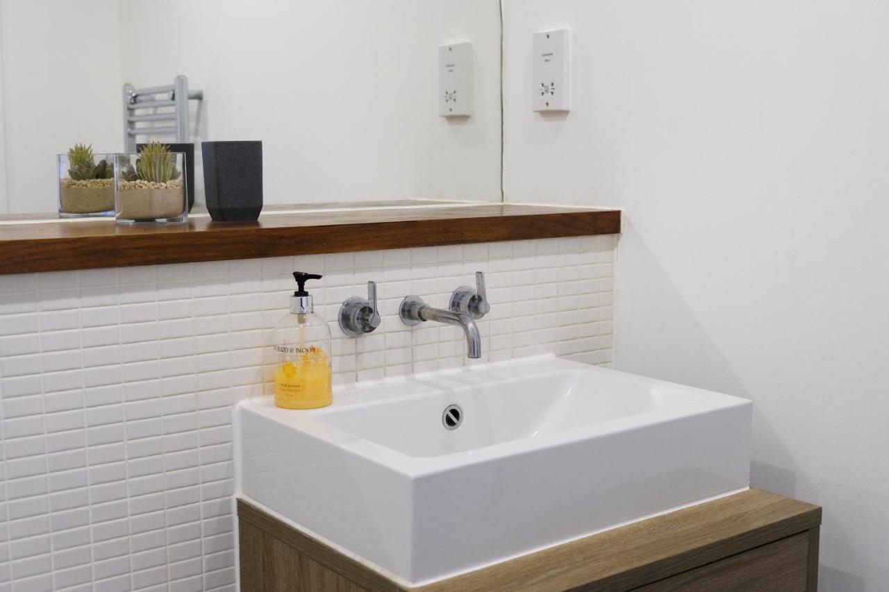 Luxury 2-Bed Flat Parking And Close To The Tube Londra Esterno foto